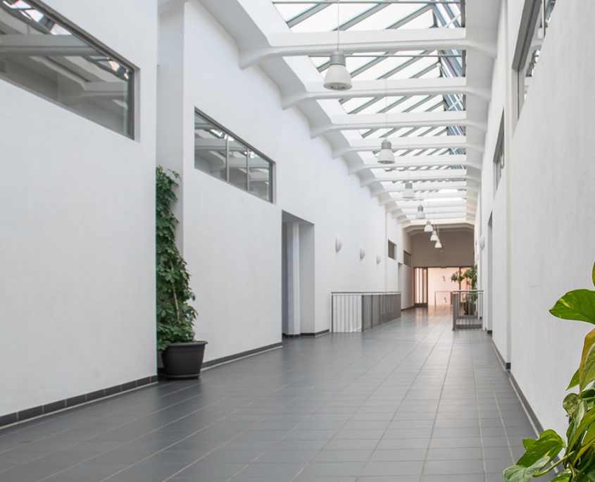 Heller Flur in einem Bürogebäude — Energieeinkauf für Gewerbe, Hausverwaltungen und Kommunen in der Region Stuttgart