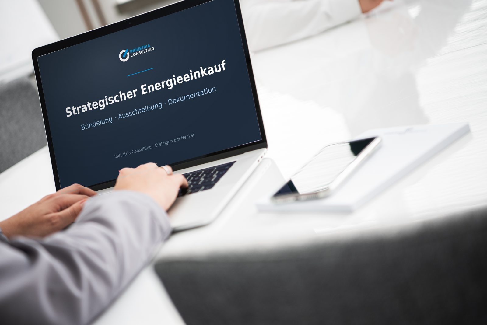 Laptop mit der Titelfolie einer Präsentation zum strategischen Energieeinkauf